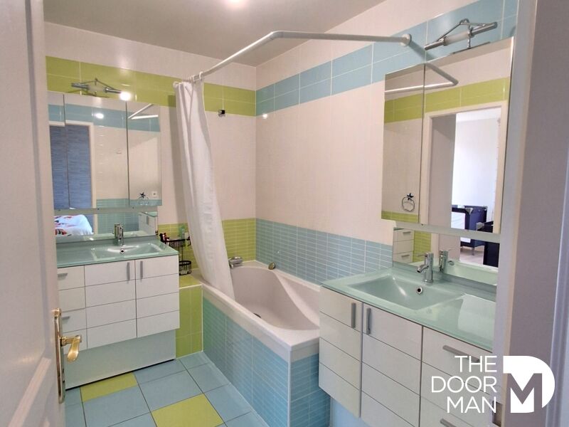 Salle de bain contemporaine Salle de bain moderne avec baignoire et double vasque, carrelage coloré.
