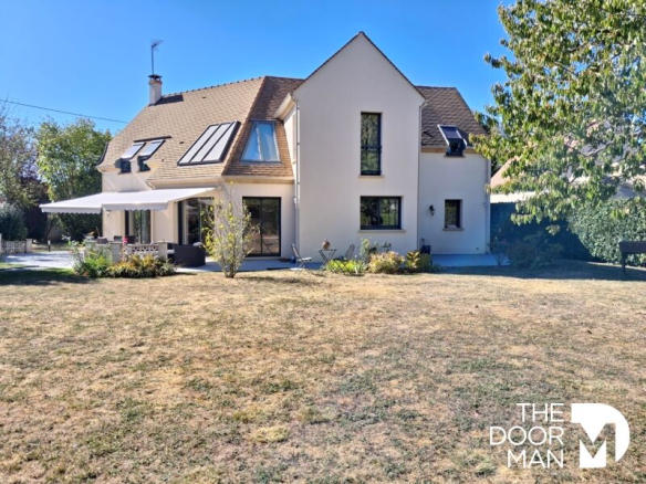 Maison familiale de style architecte à Vieille-Église-en-Yvelines, avec jardin et terrasse.