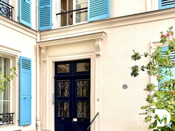 Entrance to a bourgeois building with blue shutters in Saint-Germain-en-Laye.