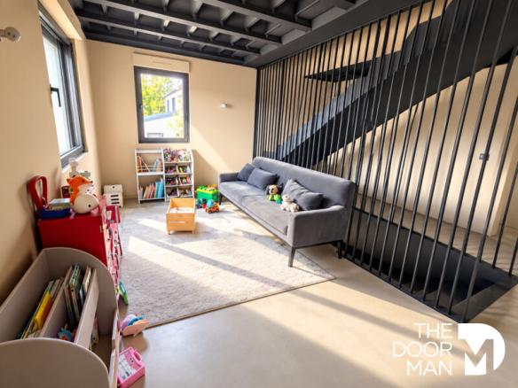 Intérieur d'une propriété à Saint-Malo avec un salon lumineux et des jouets pour enfants.