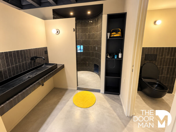 Salle de bain moderne avec douche, baignoire et toilettes dans une propriété à Saint-Malo.