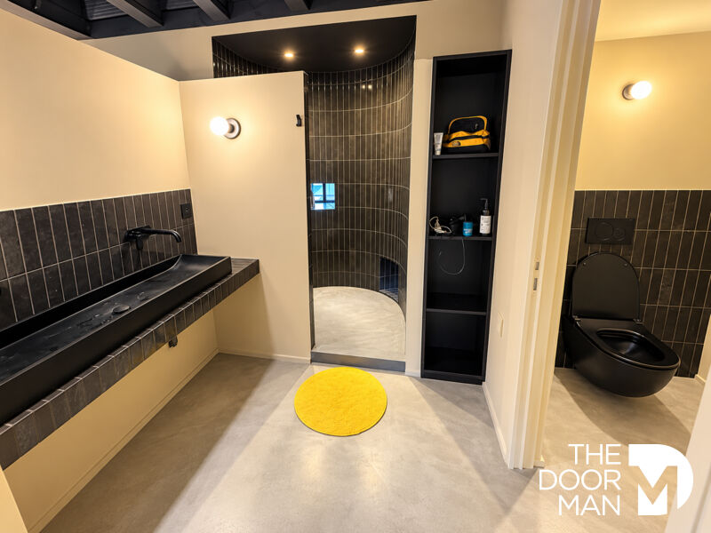 Salle de bain moderne avec douche, baignoire et toilettes dans une propriété à Saint-Malo.