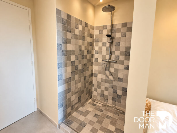 Douche moderne en carrelage dans une salle de bain d'une propriété à Saint-Malo.