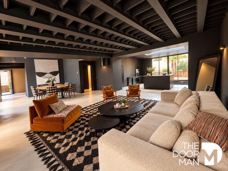 Intérieur d'une propriété moderne à Saint-Malo avec salon spacieux et cuisine ouverte.