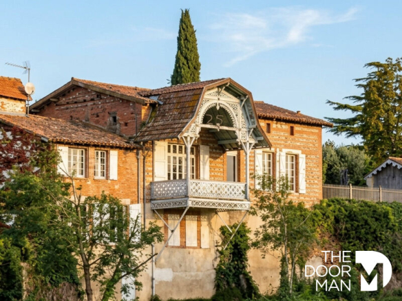 Demeure d'exception avec balcon à Muret, entourée d'arbres sur un terrain de 5200 m².