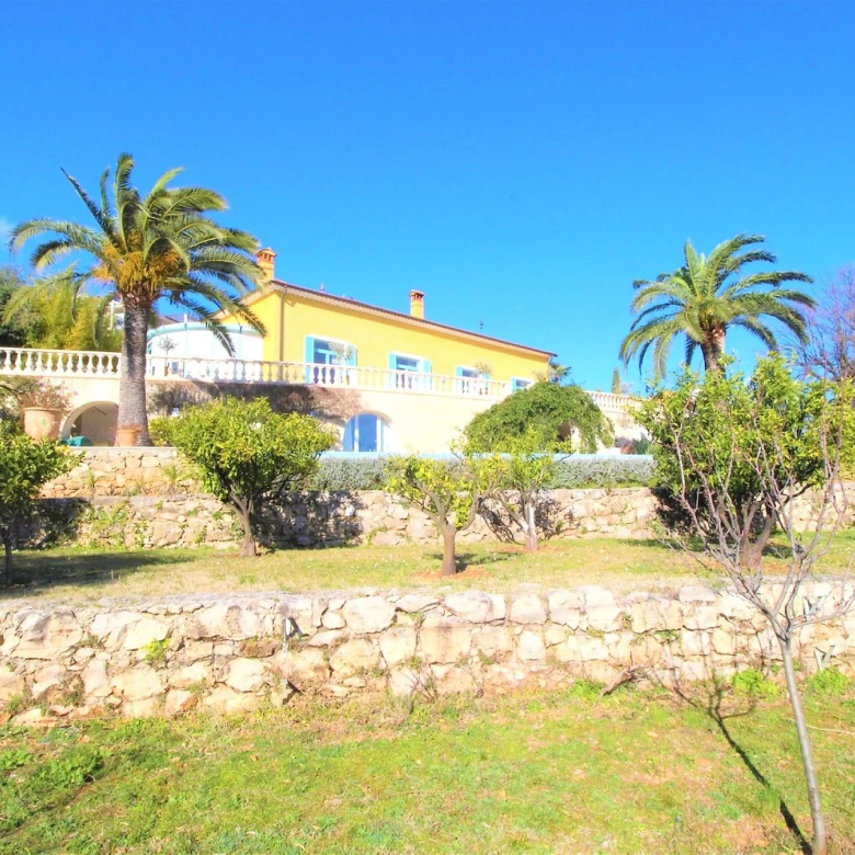 NICE-APPARTMENT DERNIER ETAGE BAS CIMIEZ