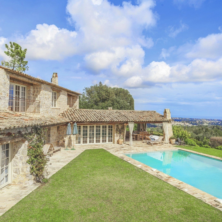 Location saisonnière d’exception à Saint-Paul de Vence – Vue panoramique sur la mer et le village