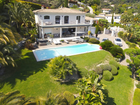 Location saisonnière d’exception à Saint-Paul de Vence – Vue panoramique sur la mer et le village