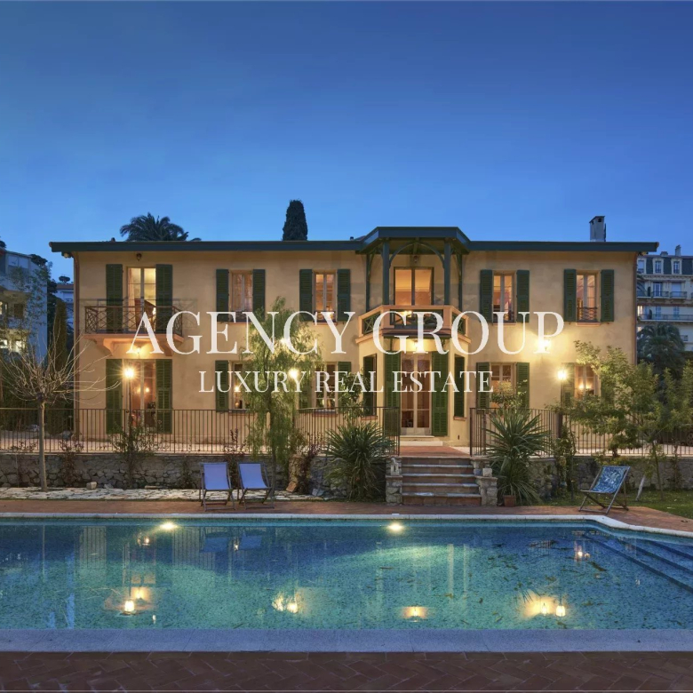 SAINT-TROPEZ – VILLA 8 CHAMBRES – PISCINE MIROIR CHAUFFEE – VUE MER