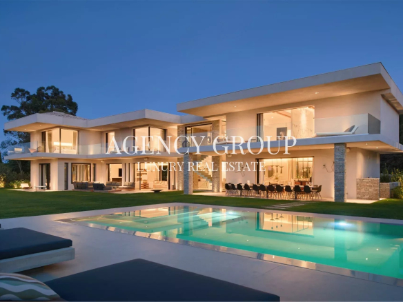 SAINT-TROPEZ – VILLA 8 CHAMBRES – PISCINE MIROIR CHAUFFEE – VUE MER