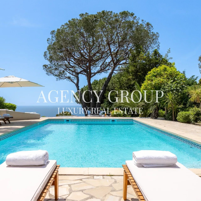 SAINT-TROPEZ – VILLA 8 CHAMBRES – PISCINE MIROIR CHAUFFEE – VUE MER