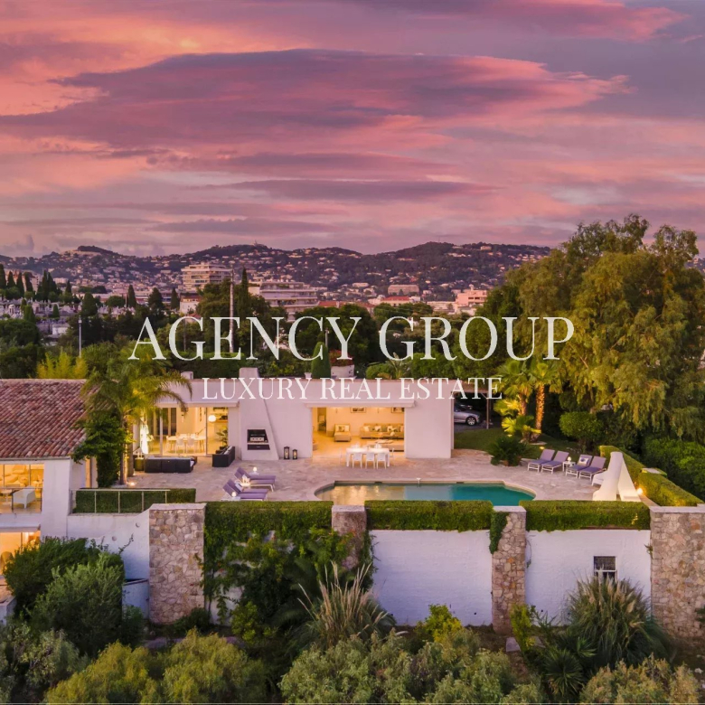 GULF OF SAINT-TROPEZ/LA CROIX-VALMER – PRIVATE AND SECURE ESTATE – 11-BEDROOM VILLA + STAFF – PANORAMIC SEA VIEW