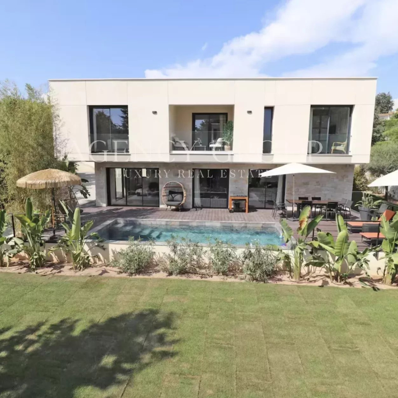 GASSIN – DOMAINE SÉCURISÉ – VILLA 5 +1 CHAMBRES – PISCINE NATURELLE