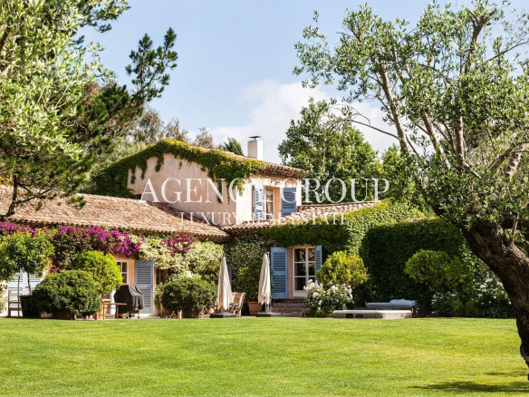 GASSIN – DOMAINE SÉCURISÉ – VILLA 5 +1 CHAMBRES – PISCINE NATURELLE
