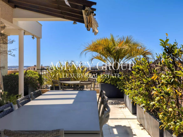 DERNIER ÉTAGE – VUE MER – PROCHE CENTRE VILLE CANNES