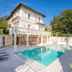 EXCLUSIVITÉ Cannes Croisette à pieds – Villa de charactère 10 chambres – Piscine – Jardin 2500m2 + maison d’amis