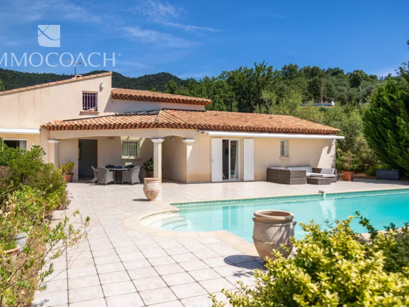 Elégante maison d’architecte avec piscine, pool house, garage et jardin