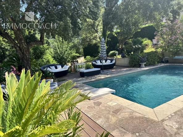 GOLFE de SAINT-TROPEZ Maison provençale  avec piscine