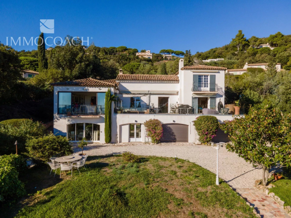 GRIMAUD : VILLA VUE MER ET LE GOLFE DE ST TROPEZ