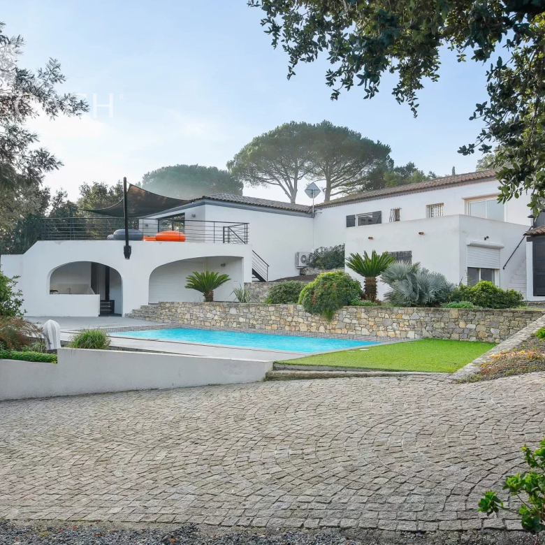 Villa contemporaine vue mer et mer à pied…