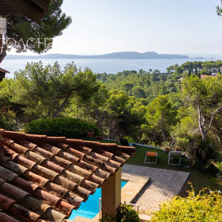 Propriété avec tennis, piscine, jardin exotique