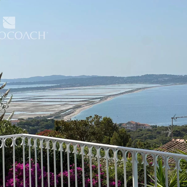 Magnificent property with panoramic sea views