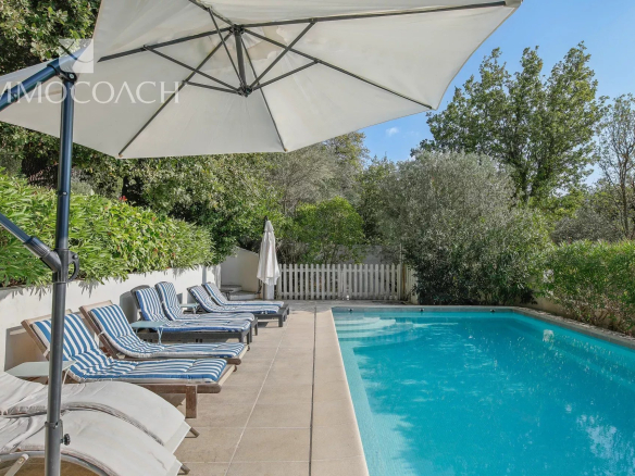 Charmante  villa 6 chambres vue dégagée, piscine et jardin