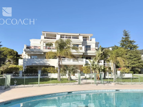 4-ROOM APARTMENT IN A ONE-HECTARE PARK WITH SWIMMING POOL, VILLAGE AND SEA WITHIN WALKING DISTANCE