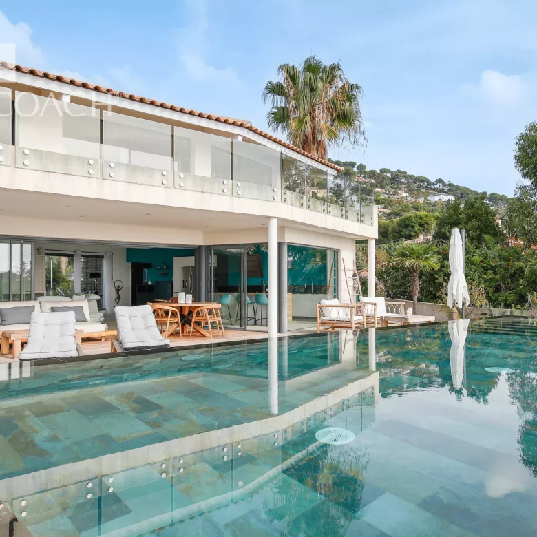 MOUGINS – VILLA 4 CHAMBRES – DOMAINE PRIVE ET SECURISE – PISCINE