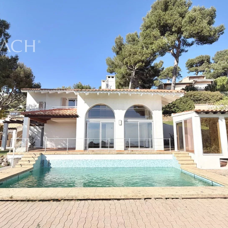 Villa rénovée avec vue mer panoramique à Hyères