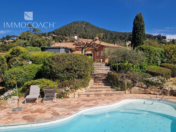 Carqueiranne Single-storey villa near the village