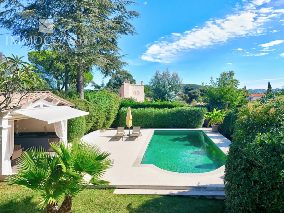 Magnificent sea view for this villa near Cannes, bordering Mougins