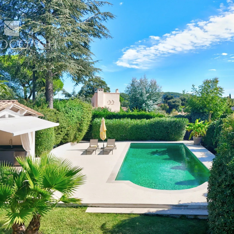Elégante villa T4  de plain-pied avec piscine et garage  à Saint Tropez