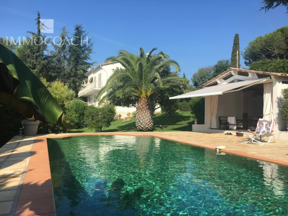 Magnifique vue mer pour cette villa proche de Cannes, limite MOUGINS
