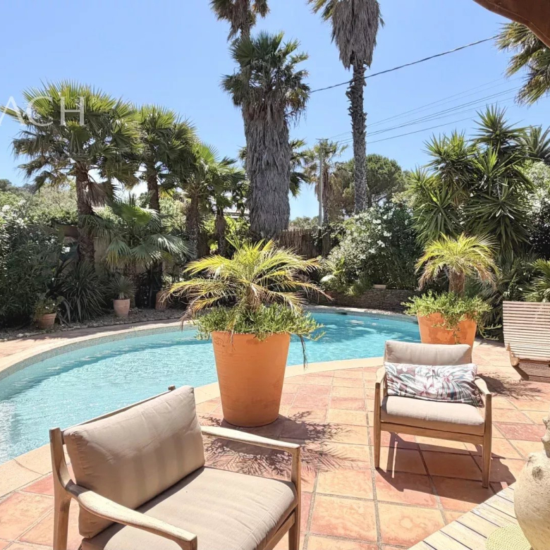 CANNES BASSE CALIFORNIE – ÉLÉGANT 4 PIÈCES TRAVERSANT RÉNOVÉ À 250 M DE LA CROISETTE