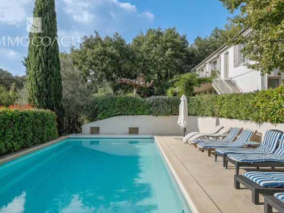 Propriété avec vue dégagée, piscine et parc