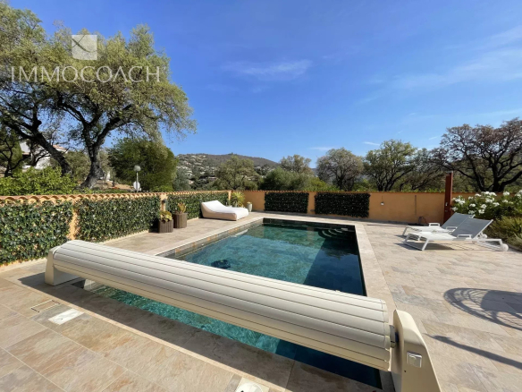 Charming villa with swimming pool and garage in the Valcros estate