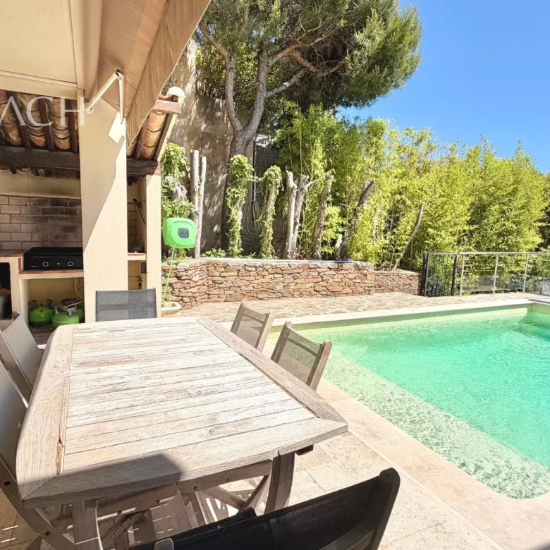 Beautiful Provençal farmhouse in need of renovation