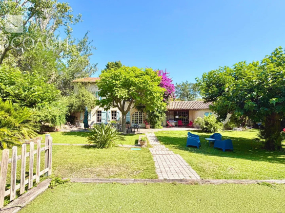 Très beau mas provençal à rénover