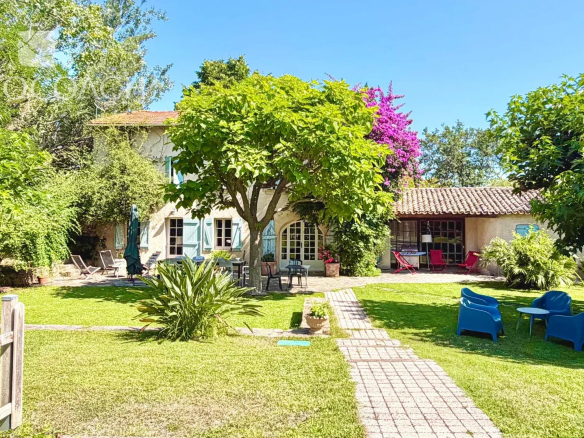 Beautiful Provençal farmhouse in need of renovation