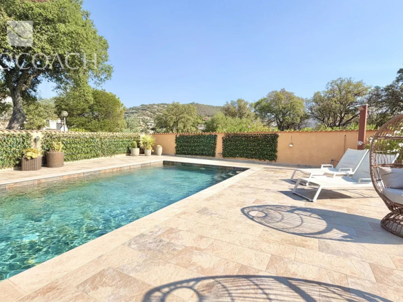 Charming villa with swimming pool and garage in the Valcros estate