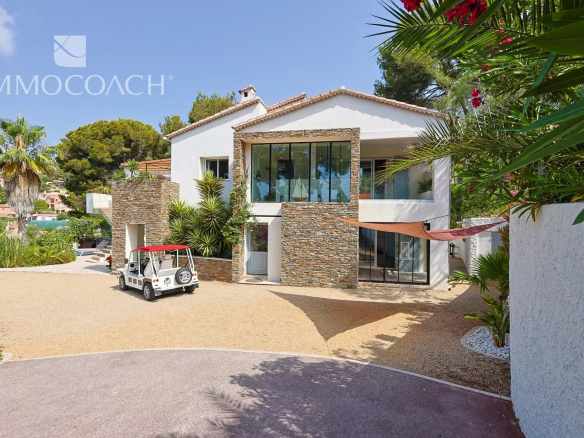 Maison rénovée à Carqueiranne avec jardin et piscine, 7 chambres, triple séjour.