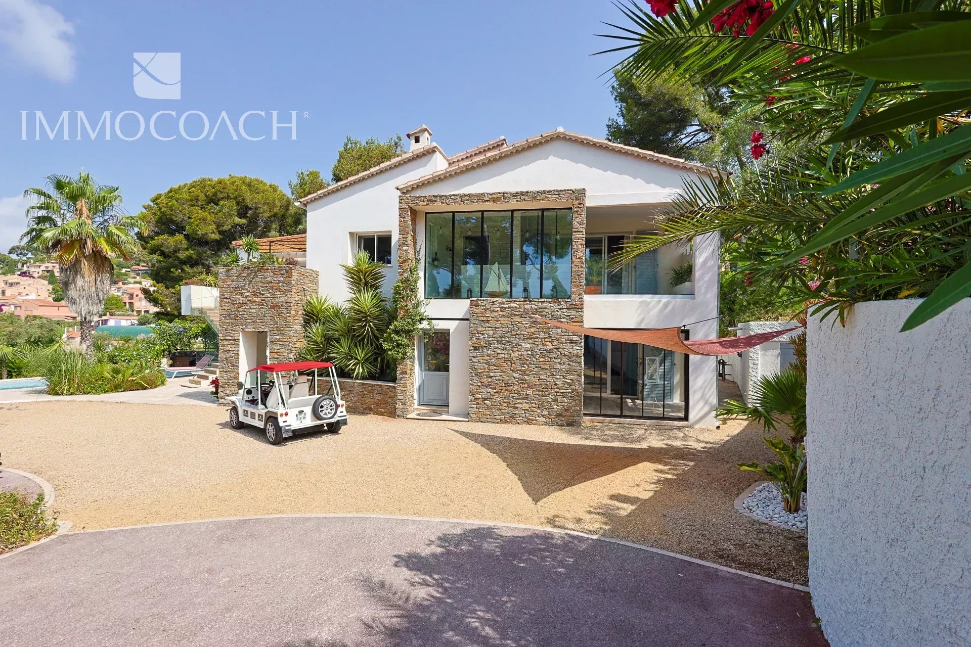 Maison rénovée à Carqueiranne avec jardin et piscine, 7 chambres, triple séjour.