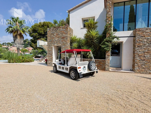 Maison rénovée à Carqueiranne avec terrain de 1700m² et véhicule électrique devant l'entrée.