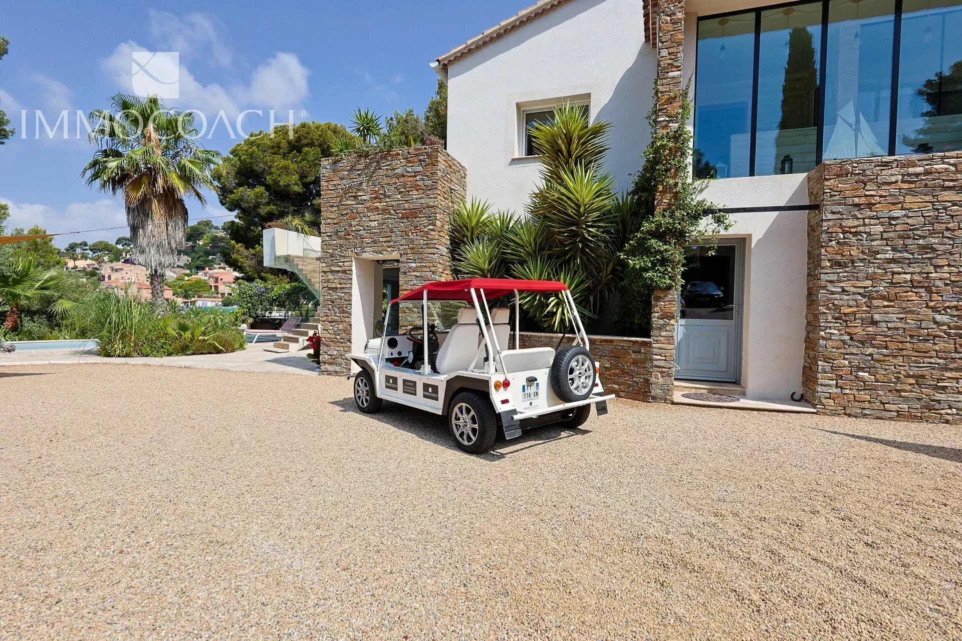 Maison rénovée à Carqueiranne avec terrain de 1700m² et véhicule électrique devant l'entrée.