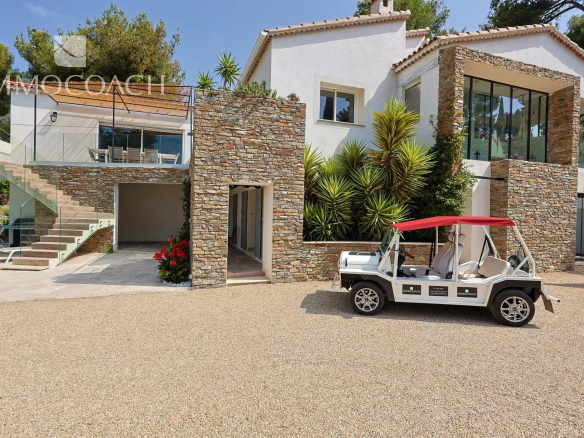 Maison rénovée à Carqueiranne avec jardin et véhicule électrique devant.