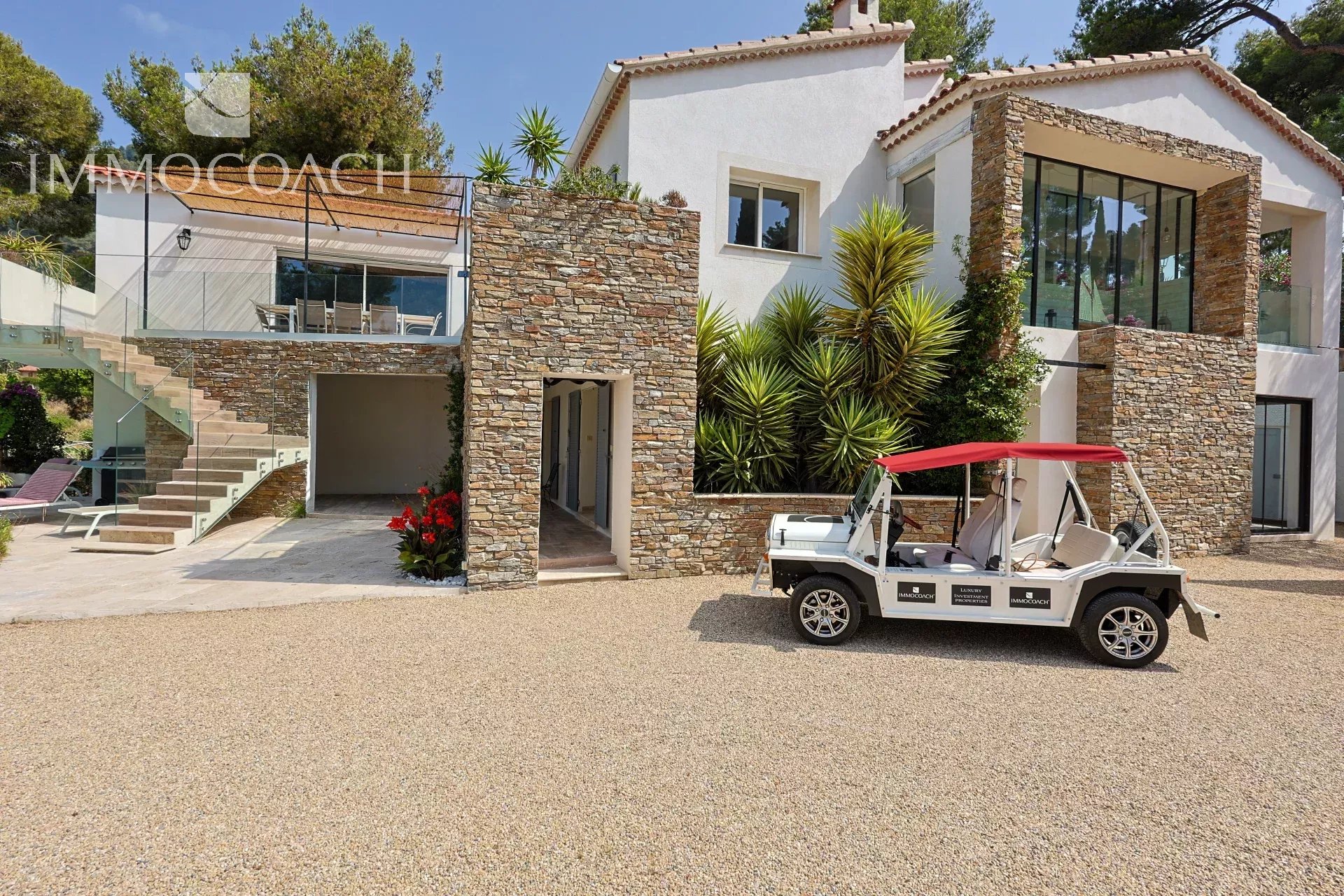 Maison rénovée à Carqueiranne avec jardin et véhicule électrique devant.