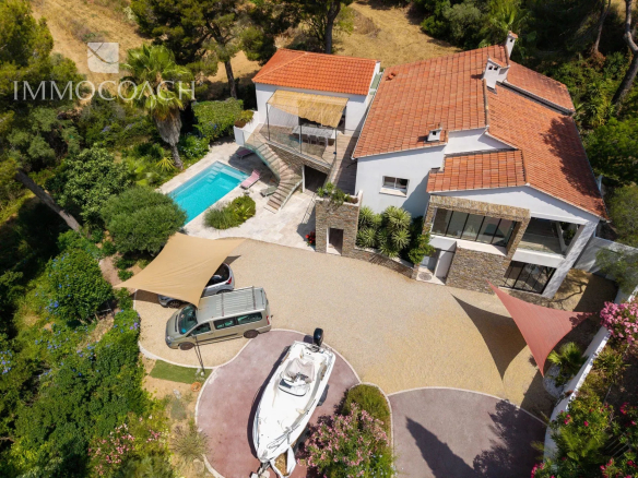 Vue aérienne d'une maison rénovée avec piscine et jardin à Carqueiranne, France.