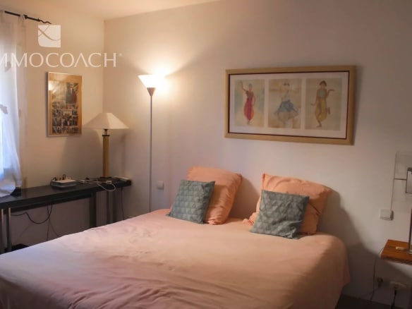 Chambre d'une villa contemporaine à Hyères, avec lit double et décoration sobre.
