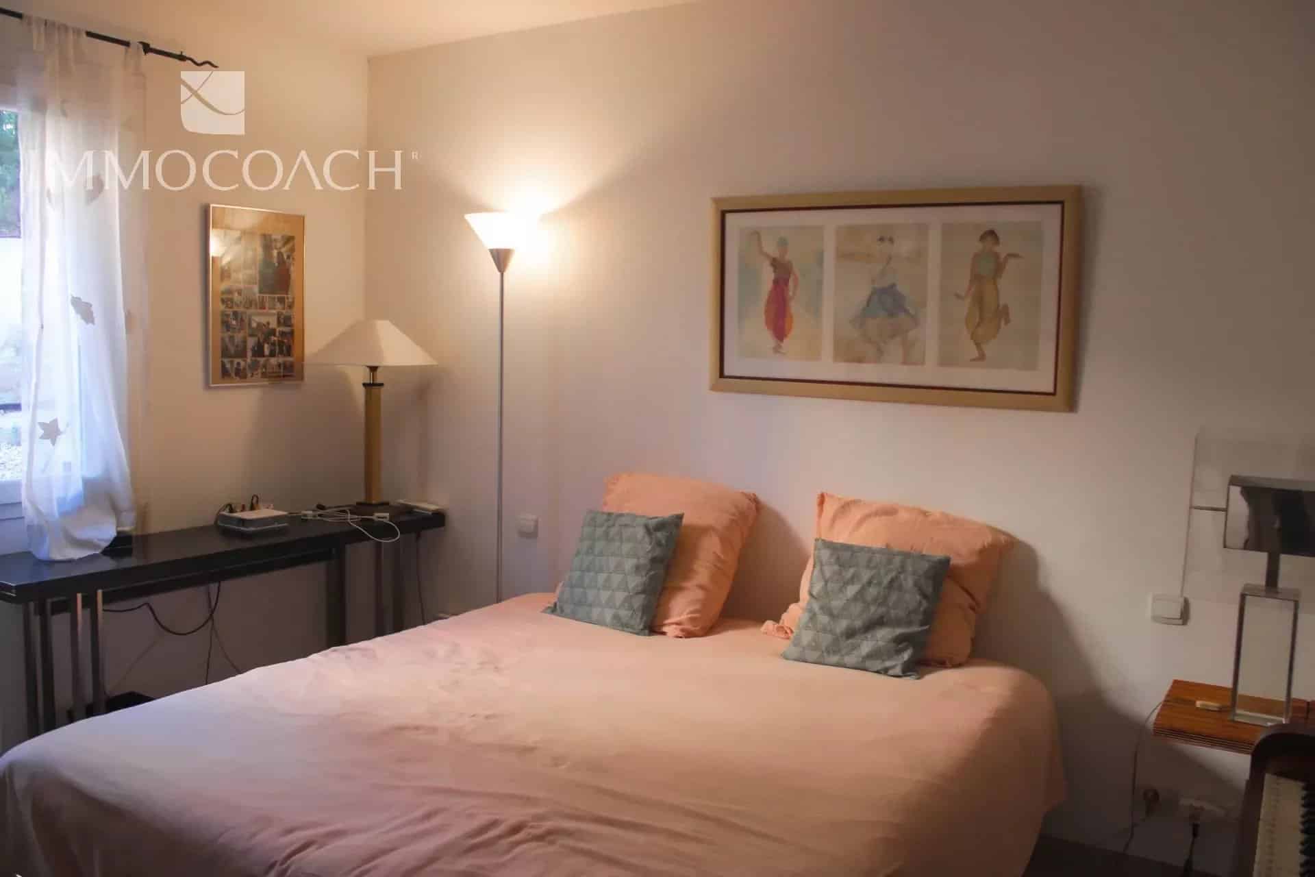 Chambre d'une villa contemporaine à Hyères, avec lit double et décoration sobre.